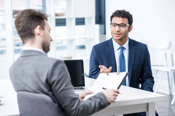 empresario evaluando a un proveedor