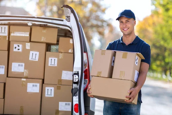 repartidor con una camioneta llena de cajas para inicia la gestión de proveedores