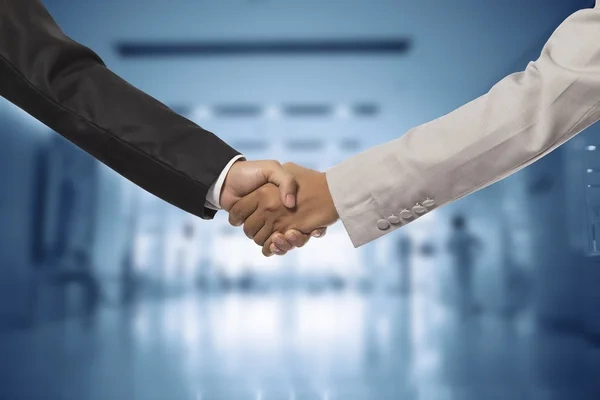 primer plano de dos manos siendo estrechadas, ilustrando lo que es una alianza comercial tras una correcta gestión de proveedores