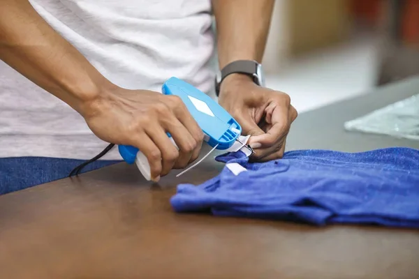 primer plano de trabajador realizando las gestiones para el cumplimiento de las normativas de etiquetado textil