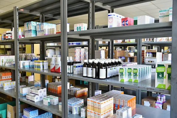 toma panorámica de almacén de farmacia correctamente etiquetado
