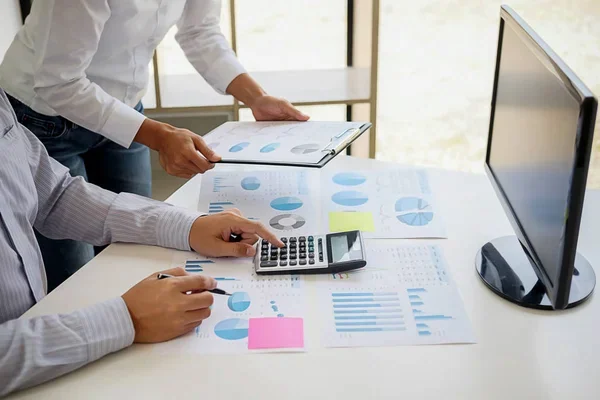 empresarios realizando auditorías para una mejora continua en el plan de trazabilidad alimentaria