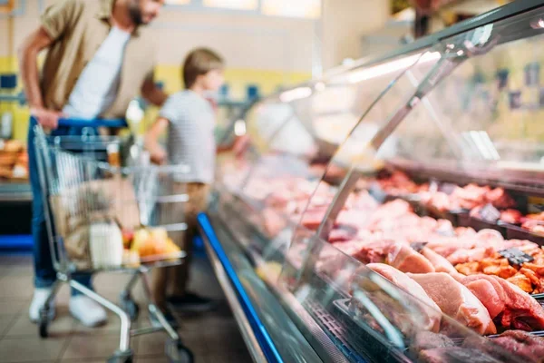 productos cárnicos en supermercados correctamente etiquetados