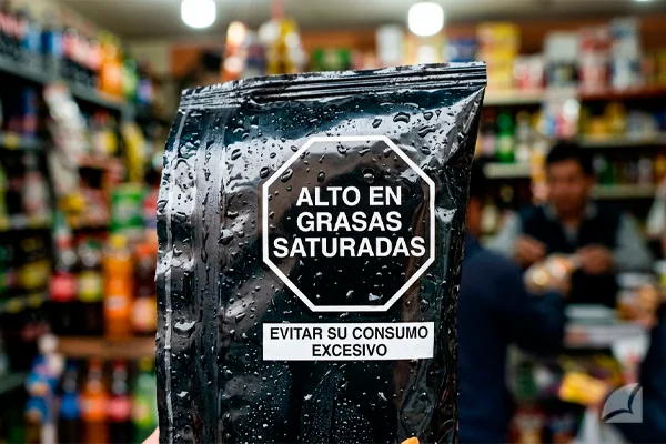 empaque de producto con octógono mojado
