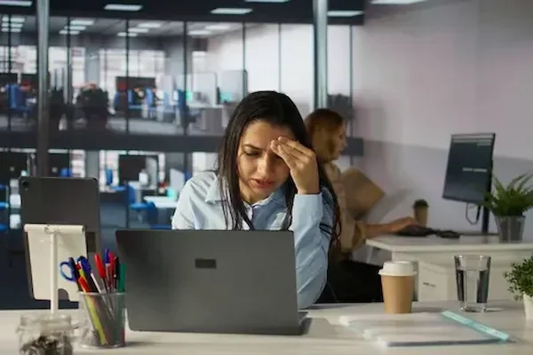 mujer en oficina frustrada por no entender el sistema de gestión de calidad