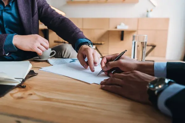 primer plano de empresario realizando la firma de alianzas estratégicas