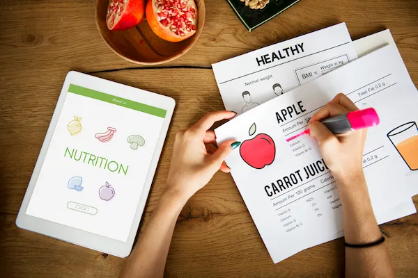 primer plano de las manos de una mujer realizando investigaciones sobre nutrientes y valores nutricionales
