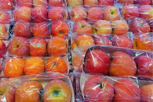 manzanas correctamente etiquetadas para ser vendidas