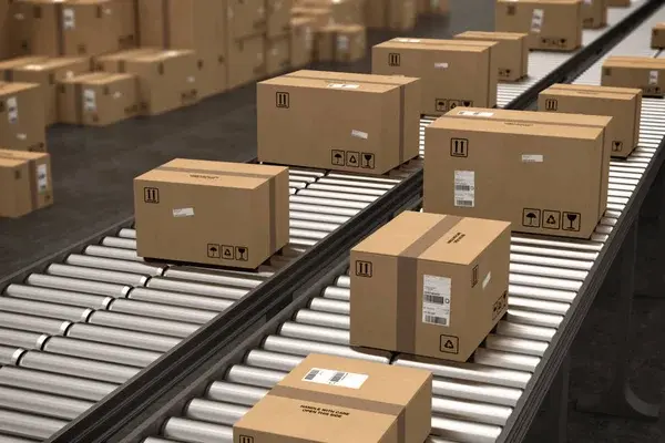 cajas moviéndose por banda de aduanas 